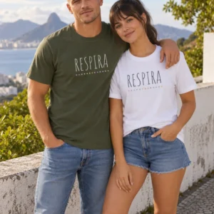 Casal usando camisetas Respira unissex PATCCASTRO Yoga